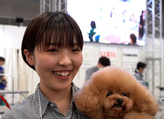 イシハラドッグサロンのトリミングスタッフ岡嶋美桜